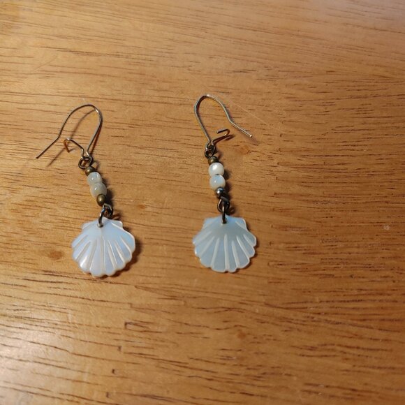 Vintage Mother of Pearl Seashell Dangle Earrings - Picture 2 of 6
